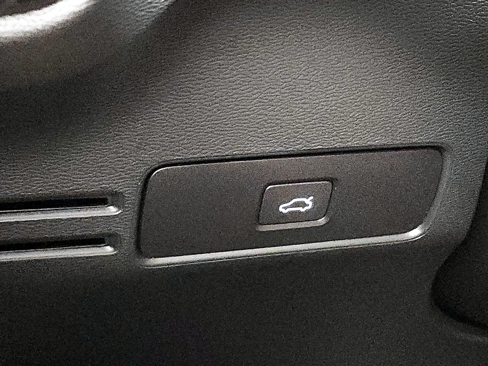 2023 Volvo XC40 Plus - Photo 14