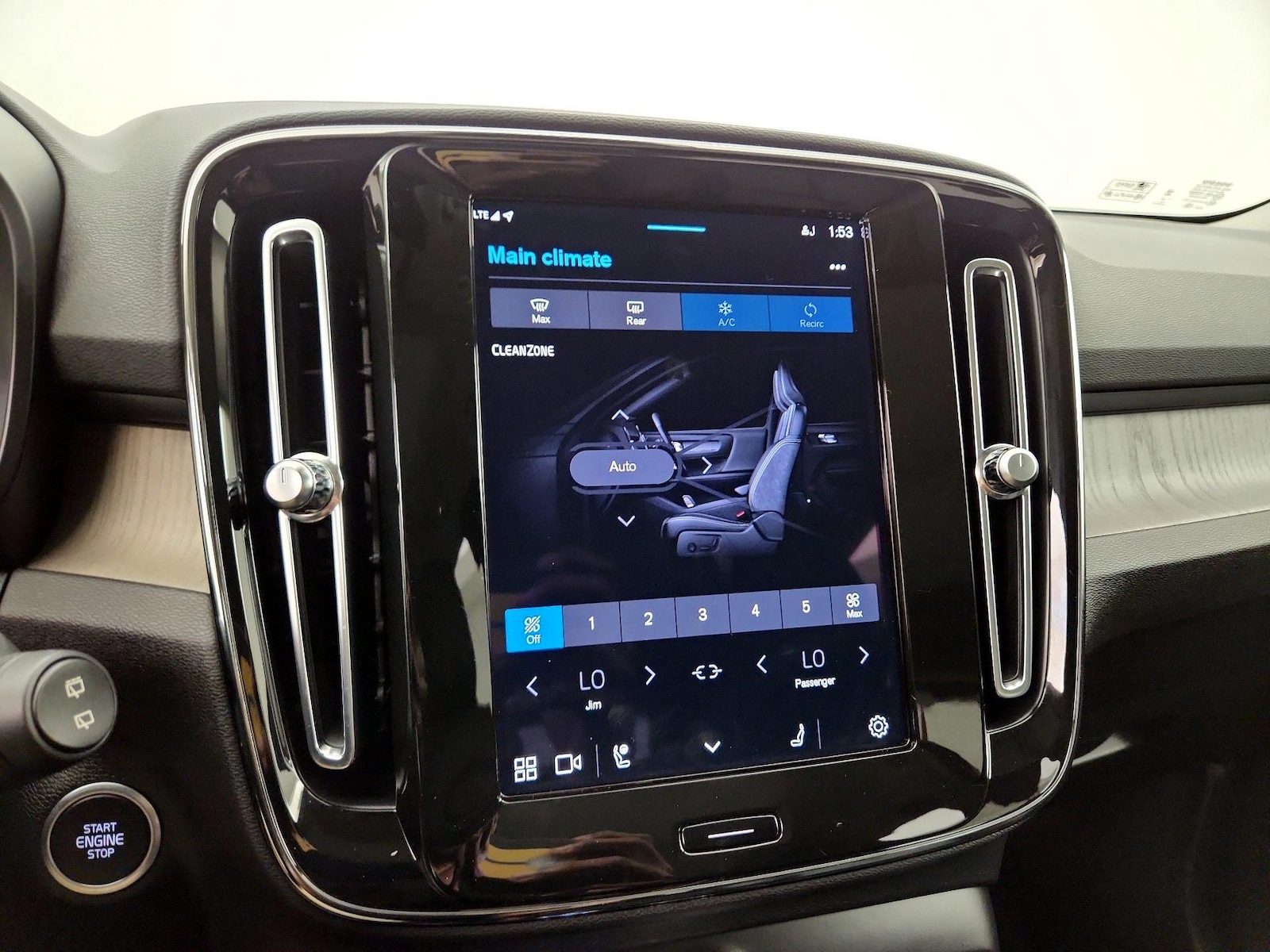 2023 Volvo XC40 Plus - Photo 18