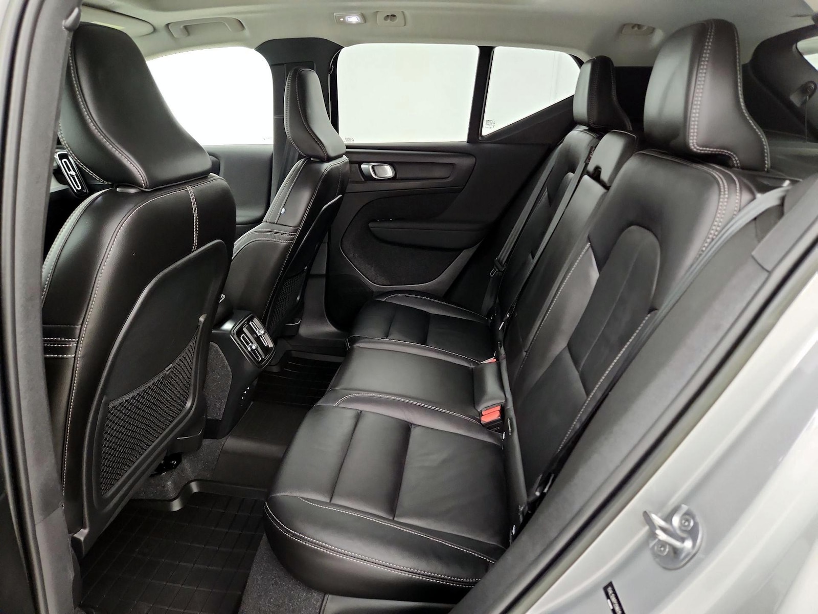 2023 Volvo XC40 Plus - Photo 22