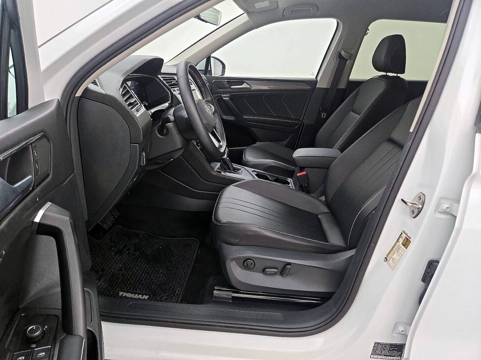 2024 Volkswagen Tiguan SE - Photo 12