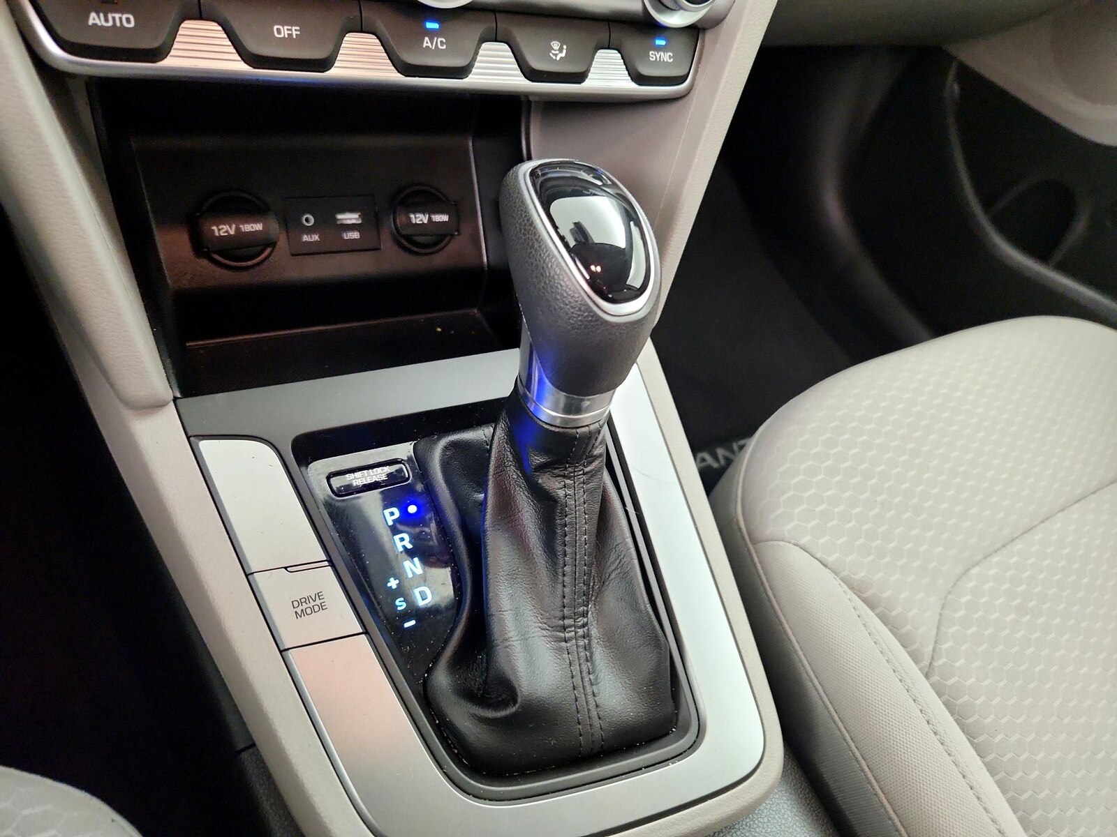 2020 Hyundai Elantra SE - Photo 18