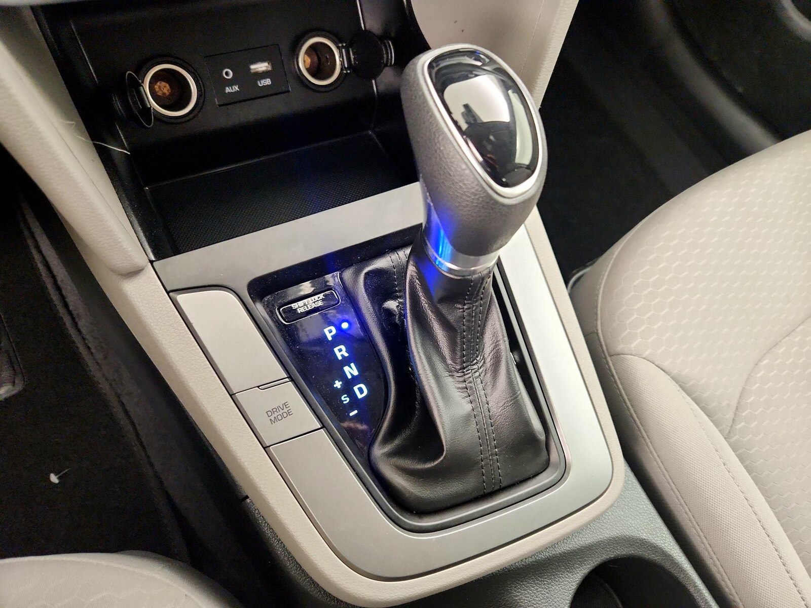 2020 Hyundai Elantra SE - Photo 18