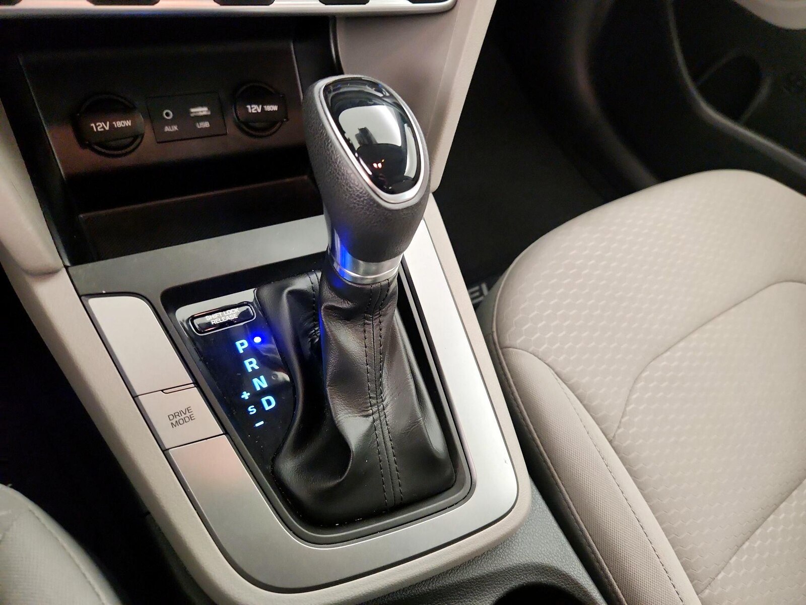 2020 Hyundai Elantra SE - Photo 18