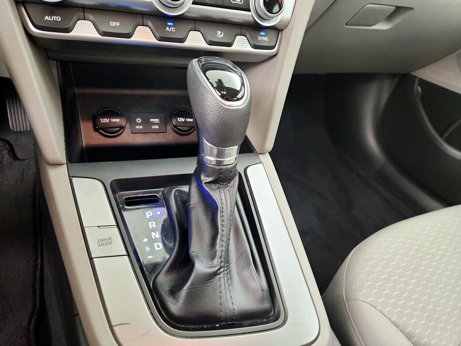 2020 Hyundai Elantra SE - Photo 18