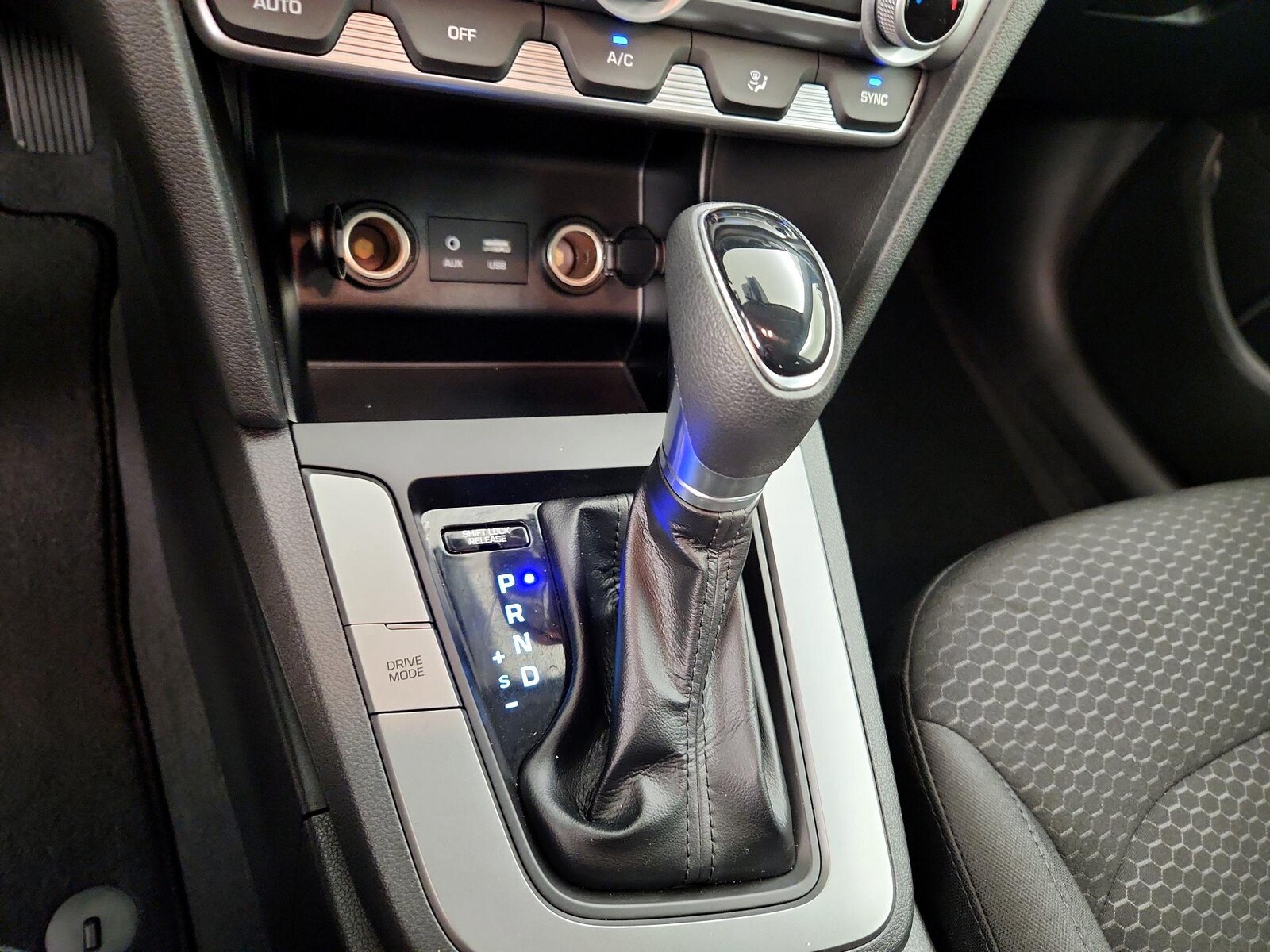2020 Hyundai Elantra SE - Photo 18