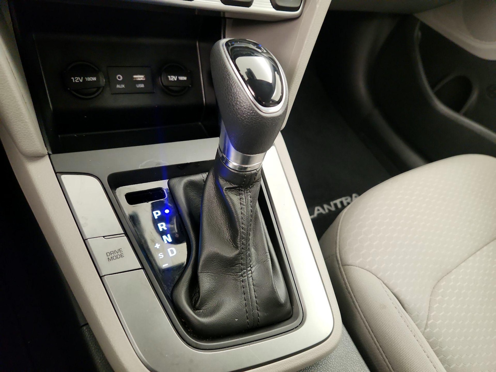 2020 Hyundai Elantra SE - Photo 18