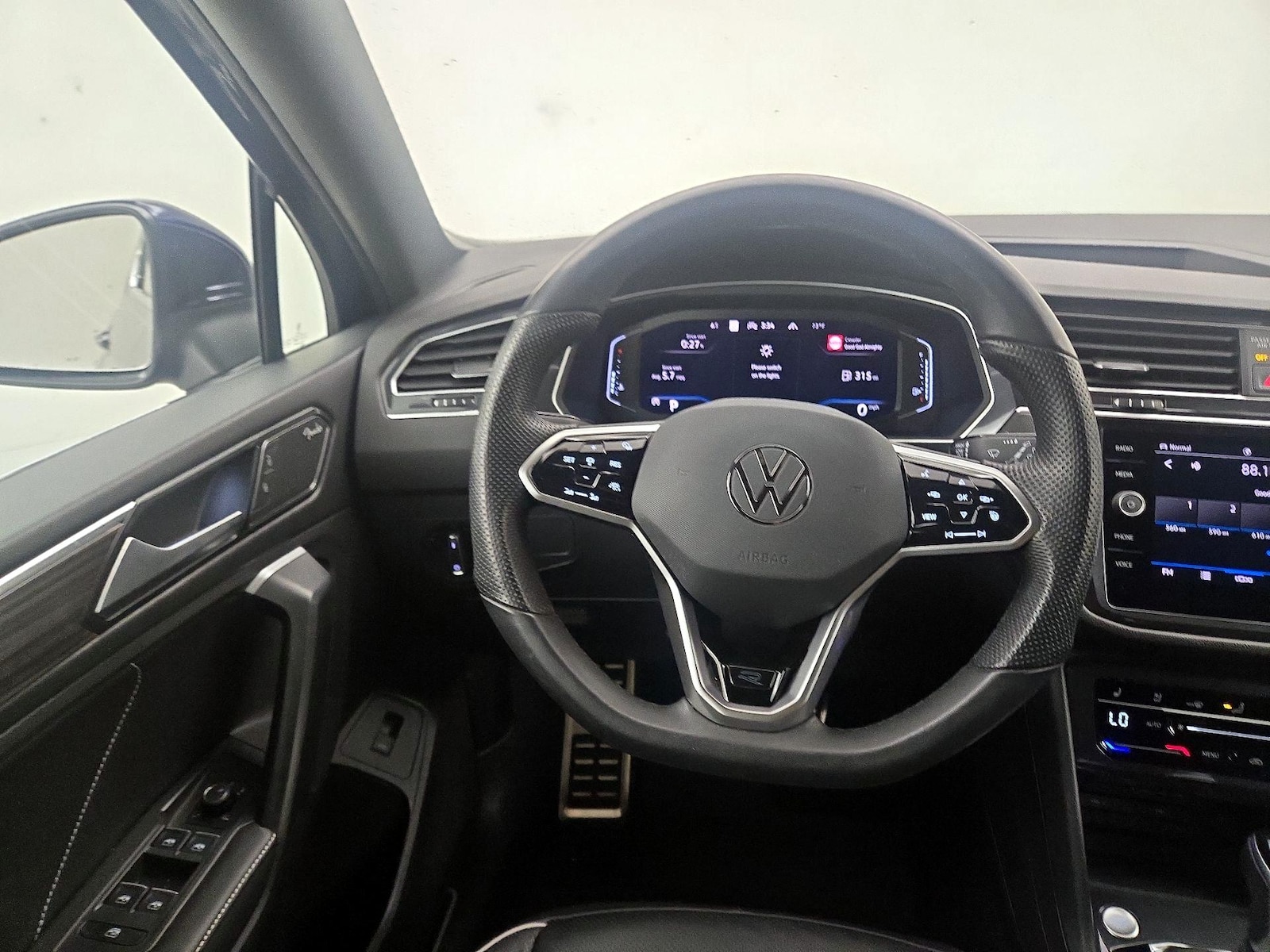 2024 Volkswagen Tiguan SEL R-LINE - Photo 11