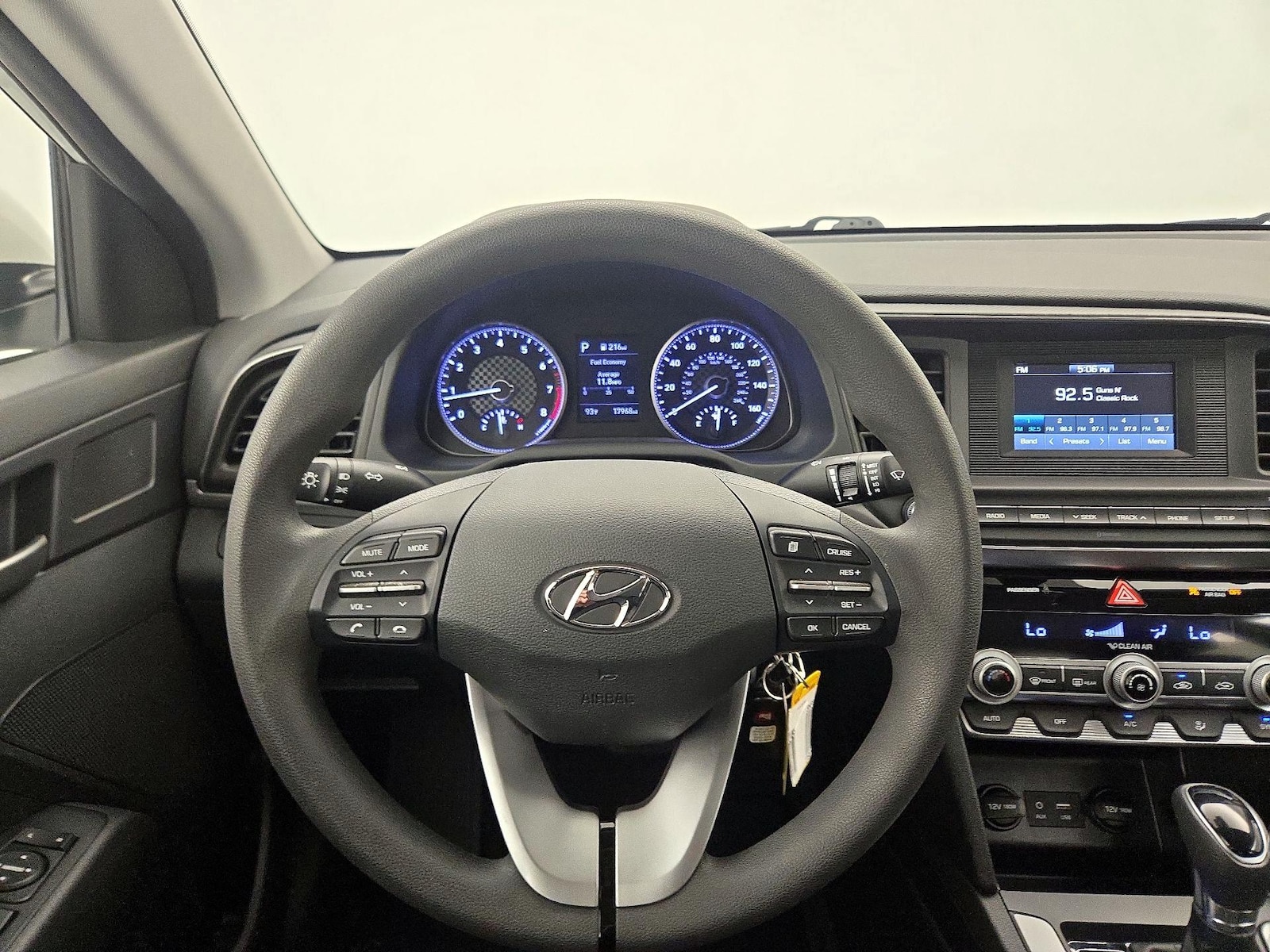 2020 Hyundai Elantra SE - Photo 11