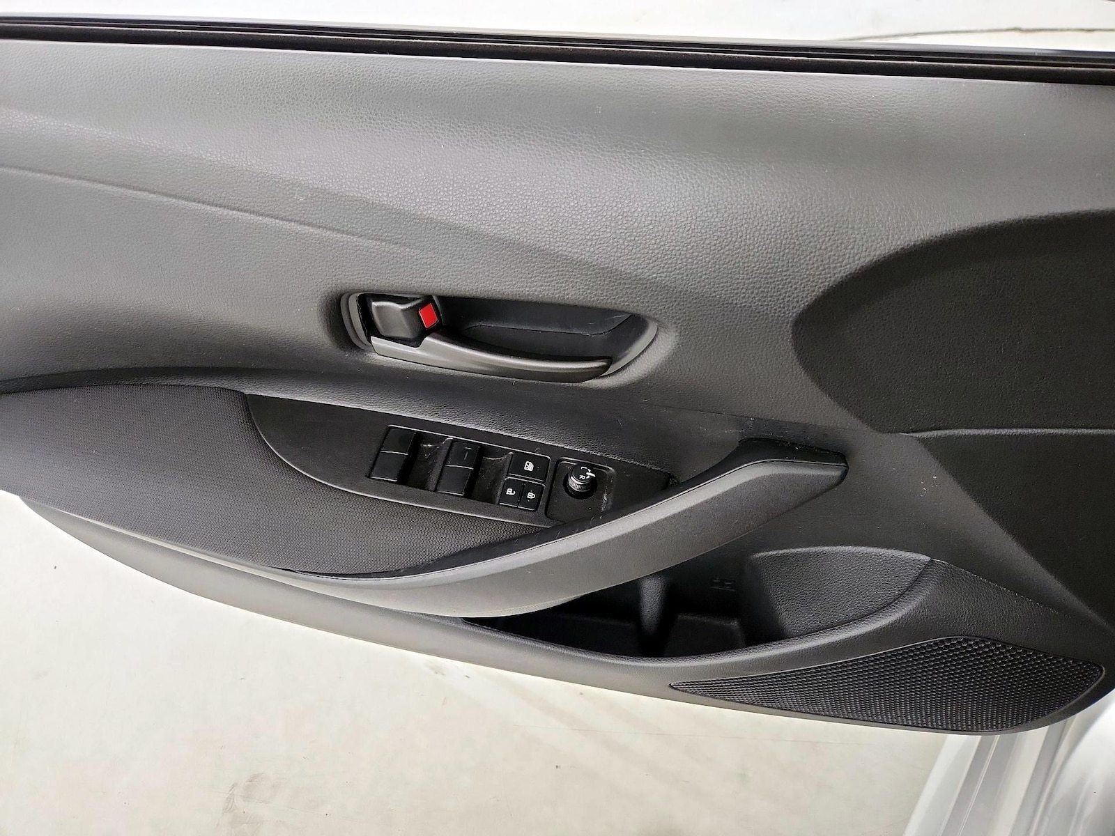 2025 Toyota Corolla LE - Photo 13