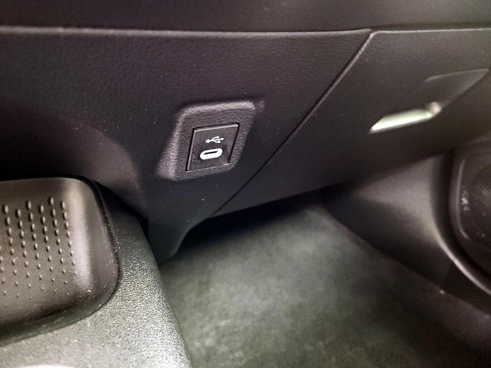 2025 Toyota Corolla LE - Photo 19