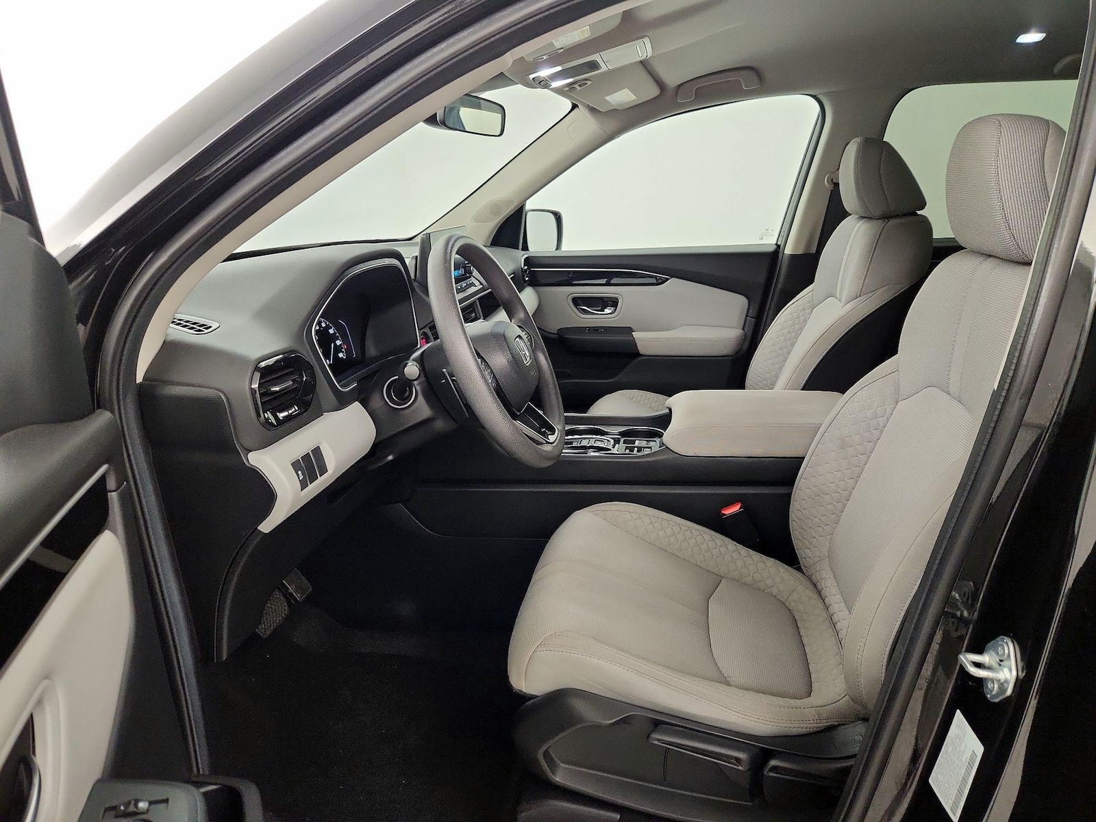 2024 Honda Pilot LX - Photo 12