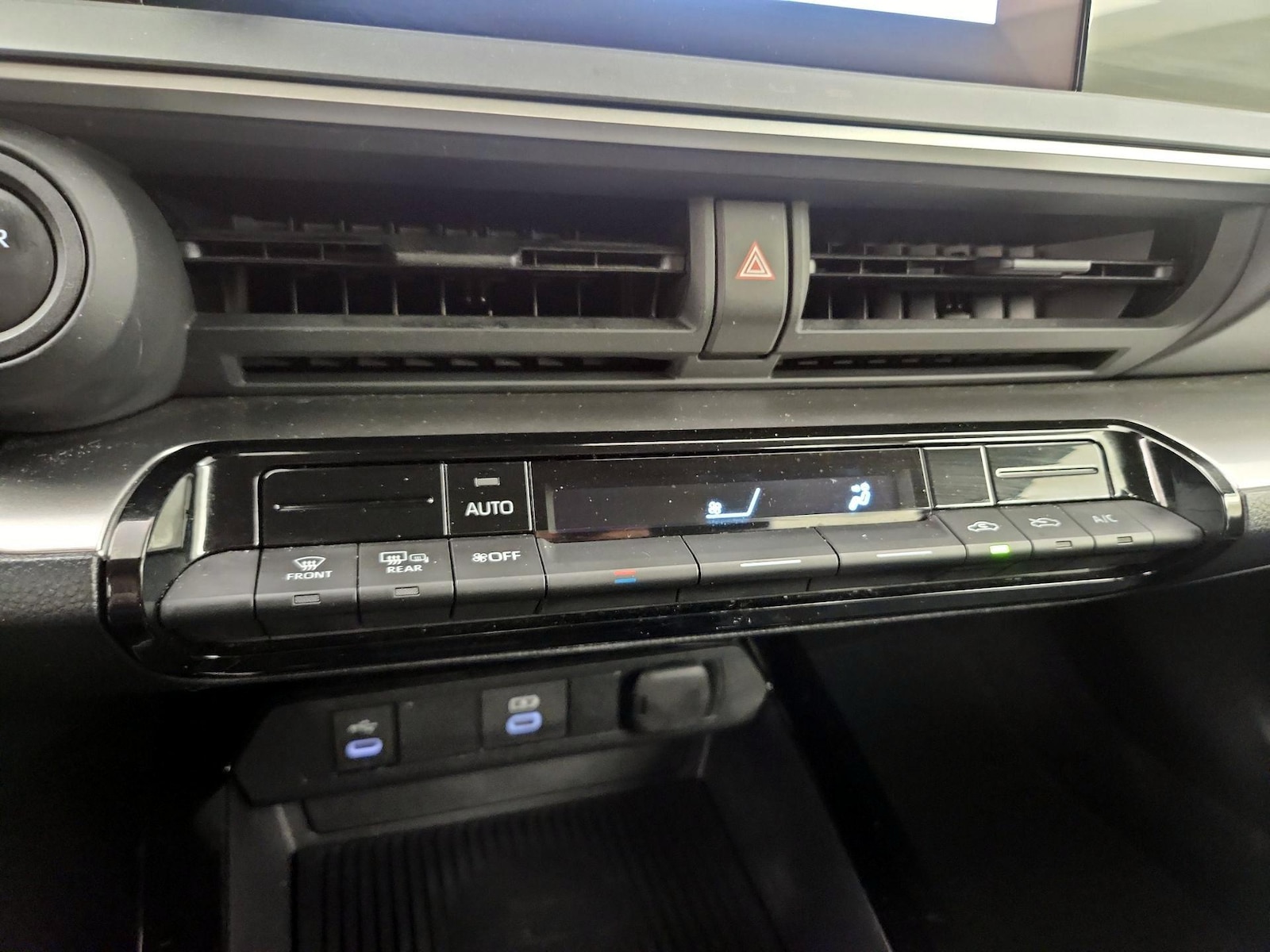 2025 Toyota Prius Nightshade - Photo 17