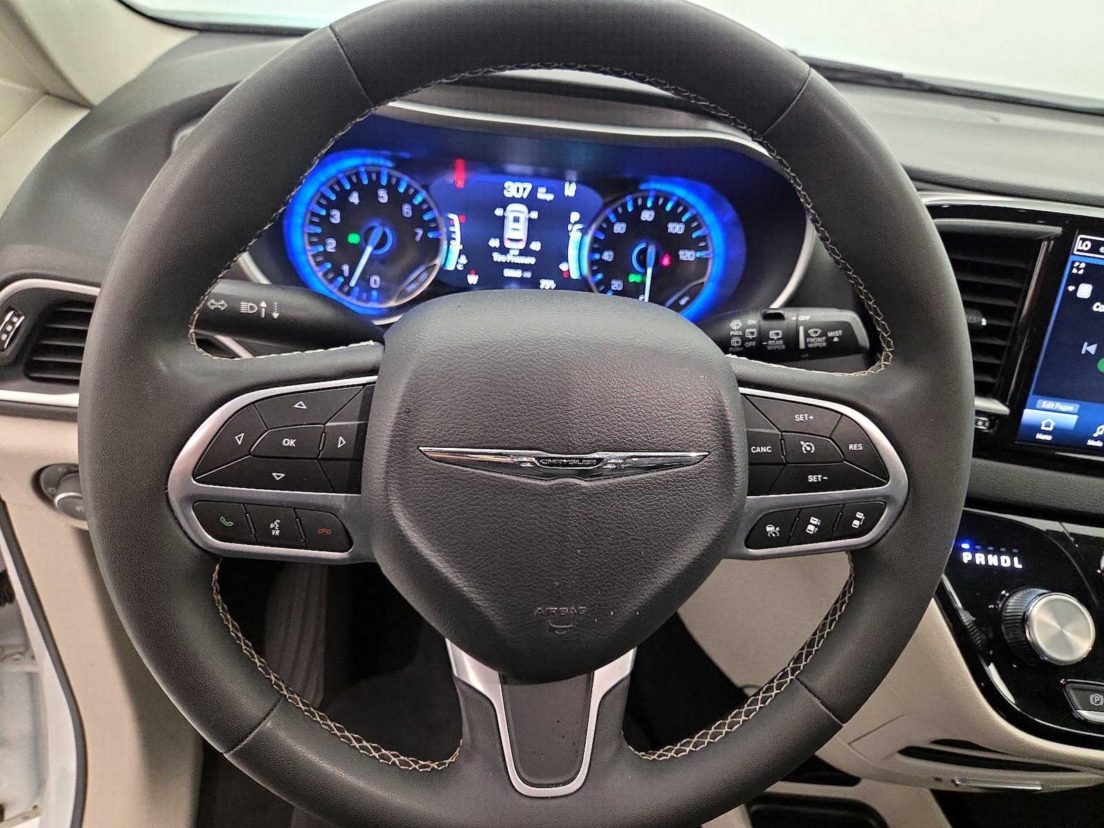 2024 Chrysler Pacifica Touring L - Photo 11