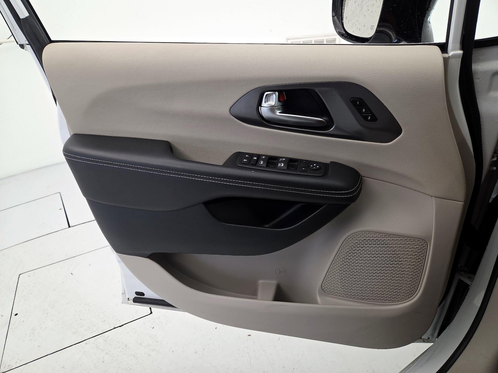 2024 Chrysler Pacifica Touring L - Photo 13