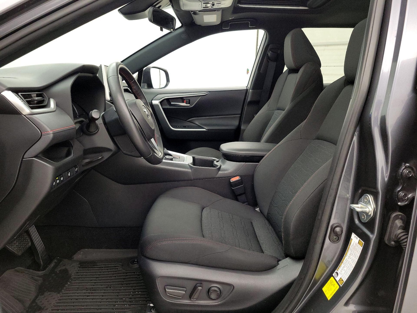 2024 Toyota RAV4 SE - Photo 12