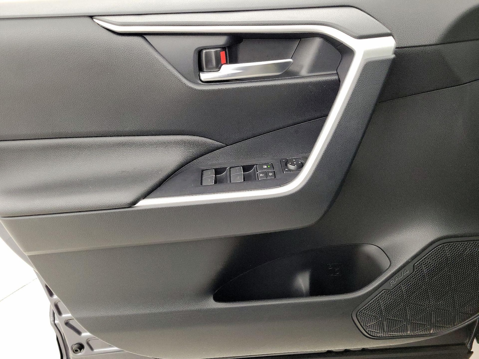 2024 Toyota RAV4 SE - Photo 13
