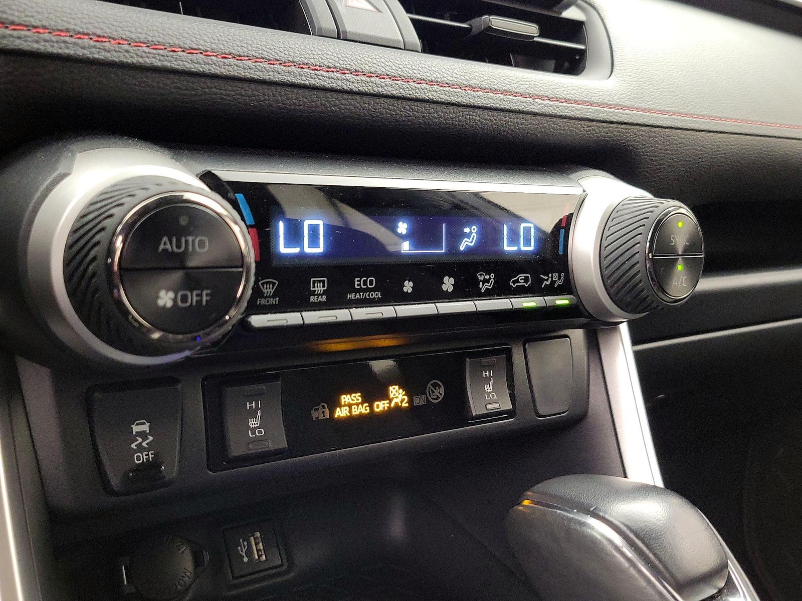 2024 Toyota RAV4 SE - Photo 17
