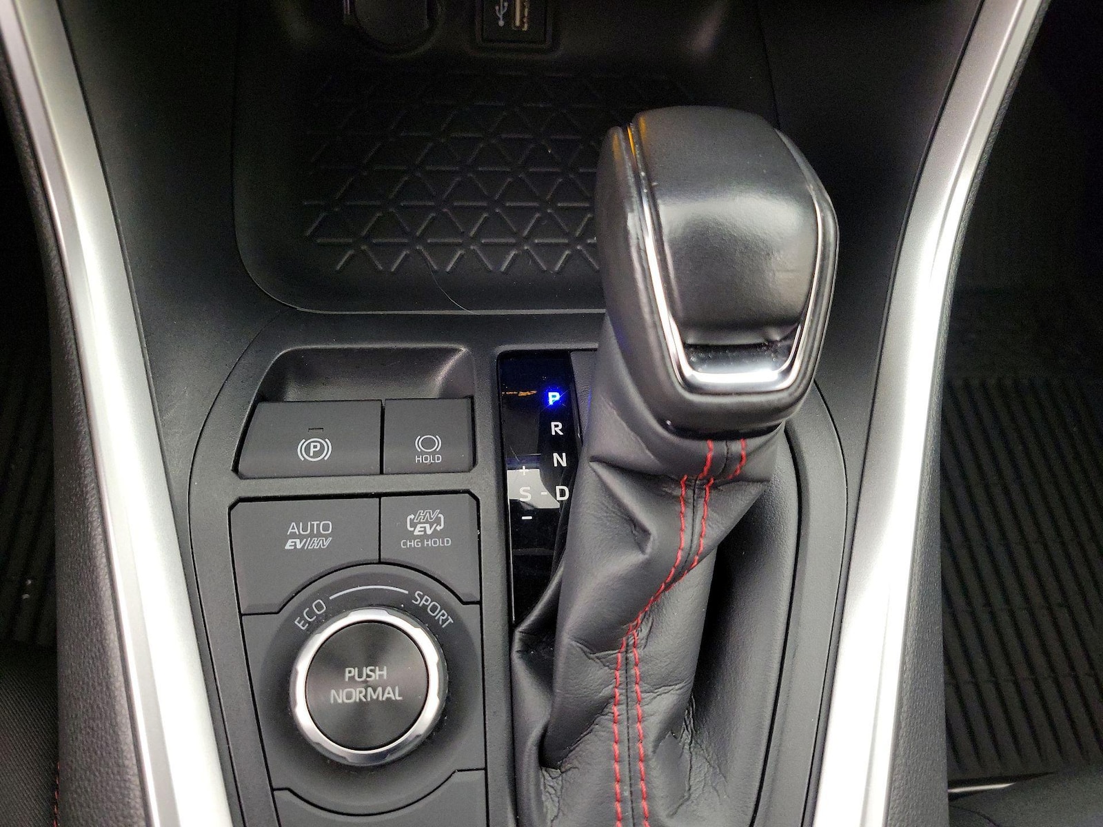2024 Toyota RAV4 SE - Photo 18
