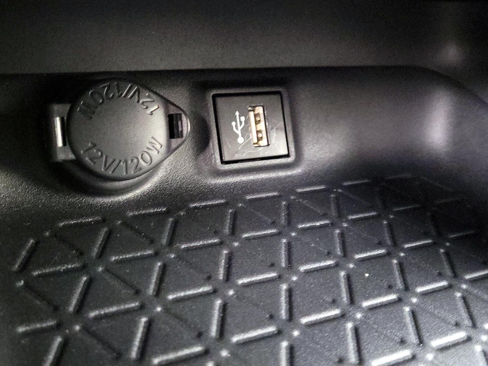 2024 Toyota RAV4 SE - Photo 19