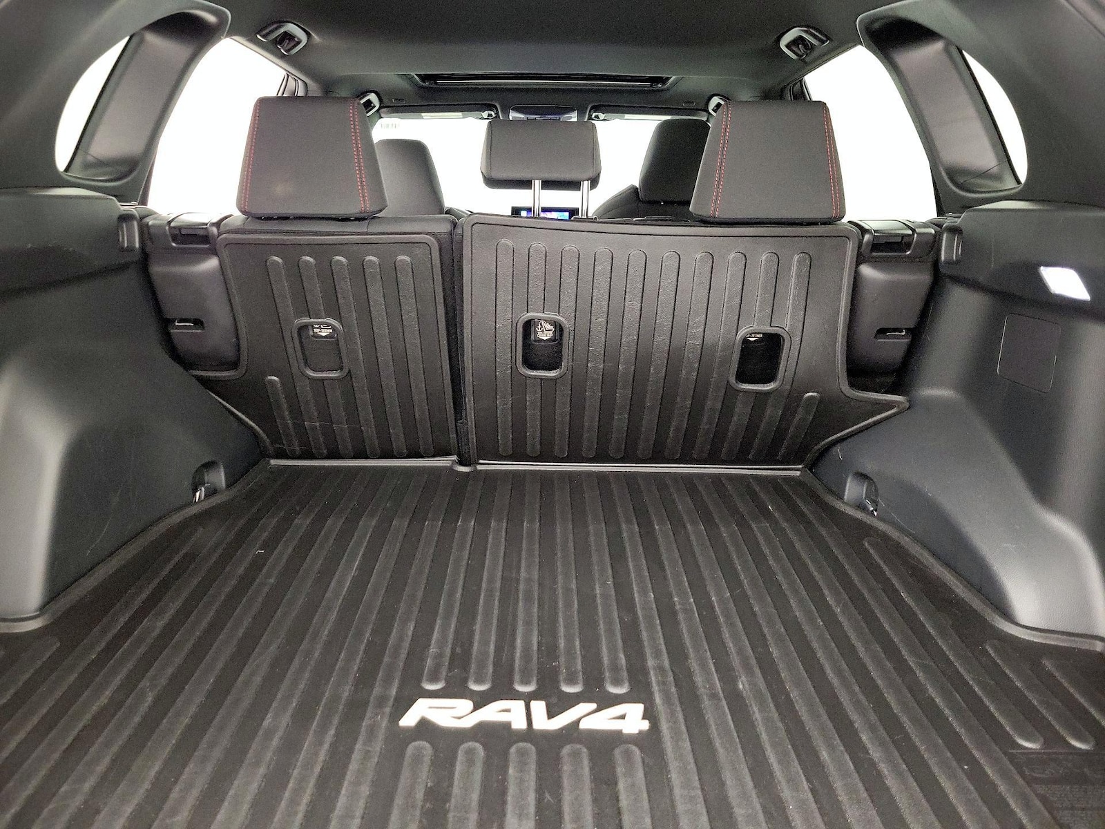2024 Toyota RAV4 SE - Photo 22