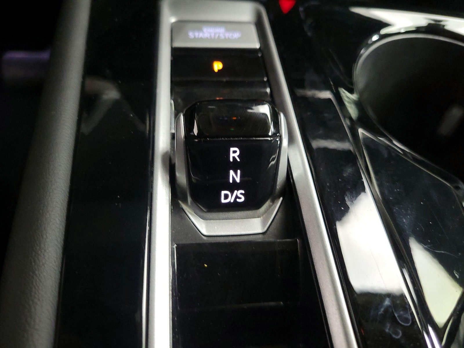 2025 Volkswagen Atlas SE w/Tech - Photo 18