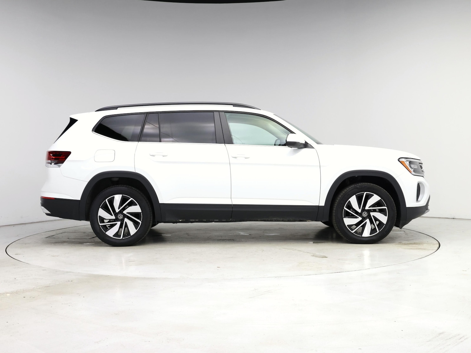 2025 Volkswagen Atlas SE w/Tech - Photo 8