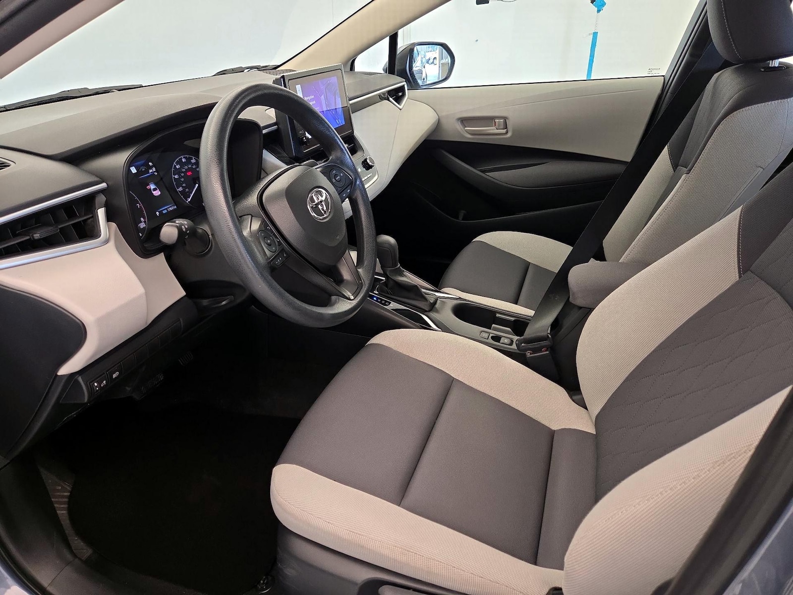 2024 Toyota Corolla LE - Photo 12