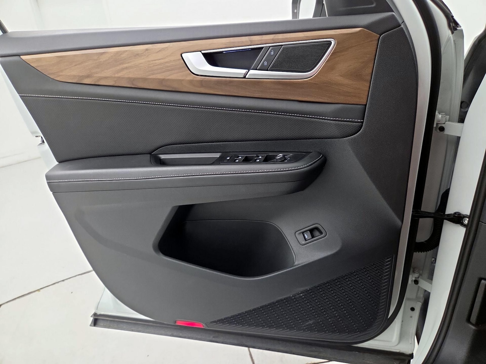2025 Volkswagen Atlas SE w/Tech - Photo 13