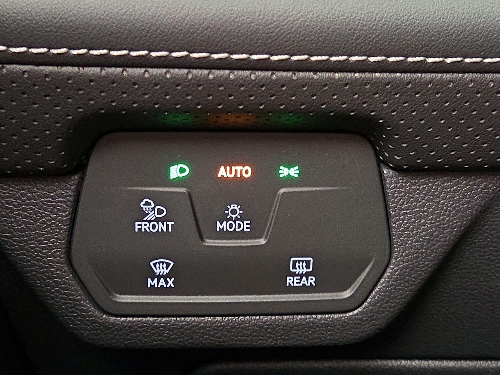 2025 Volkswagen Atlas SE w/Tech - Photo 14