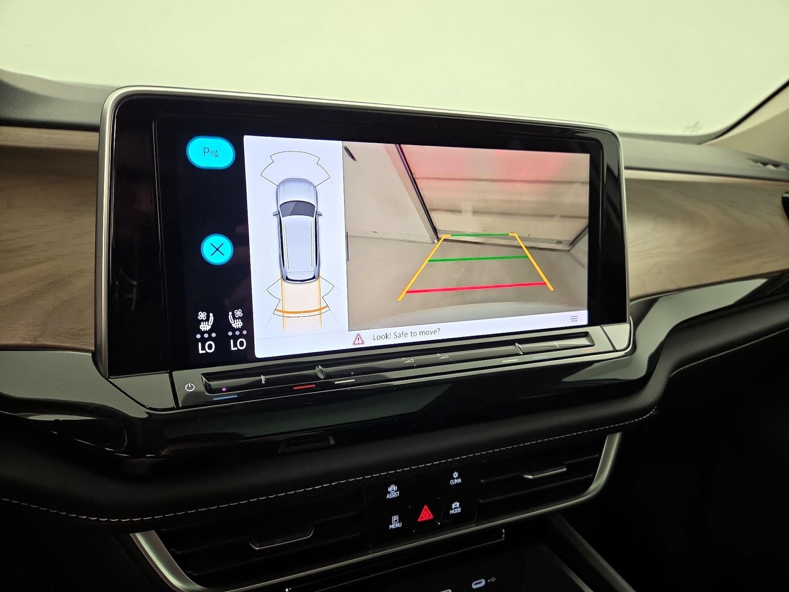 2025 Volkswagen Atlas SE w/Tech - Photo 15