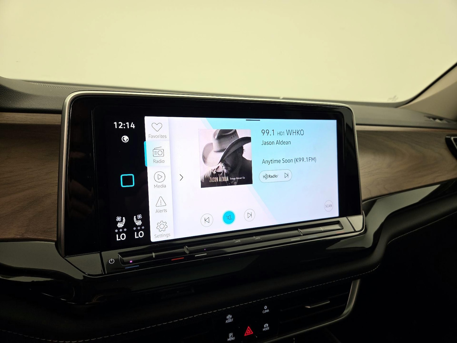 2025 Volkswagen Atlas SE w/Tech - Photo 16