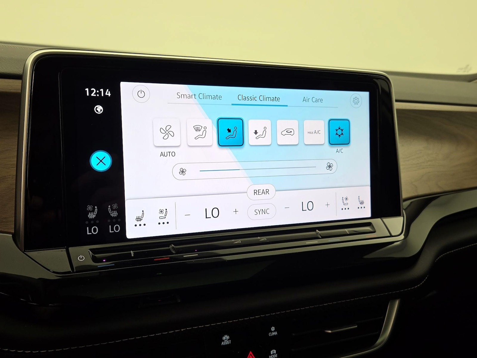 2025 Volkswagen Atlas SE w/Tech - Photo 17