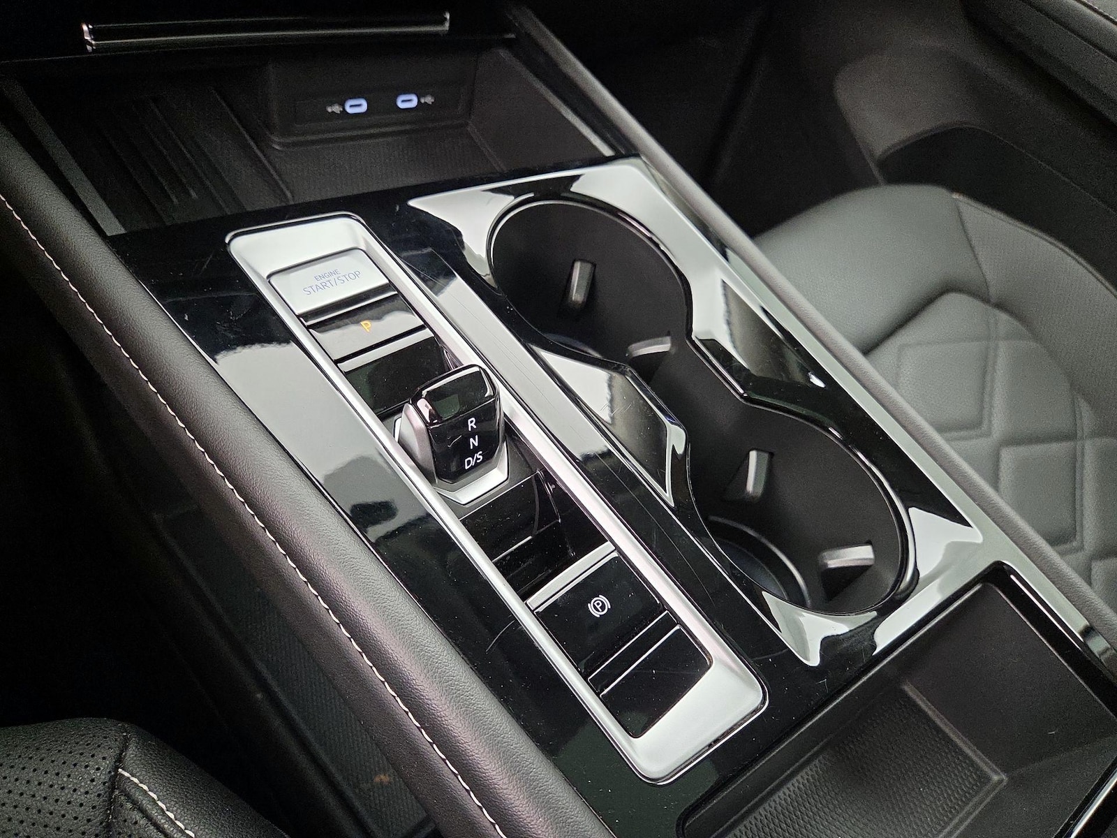 2025 Volkswagen Atlas SE w/Tech - Photo 18