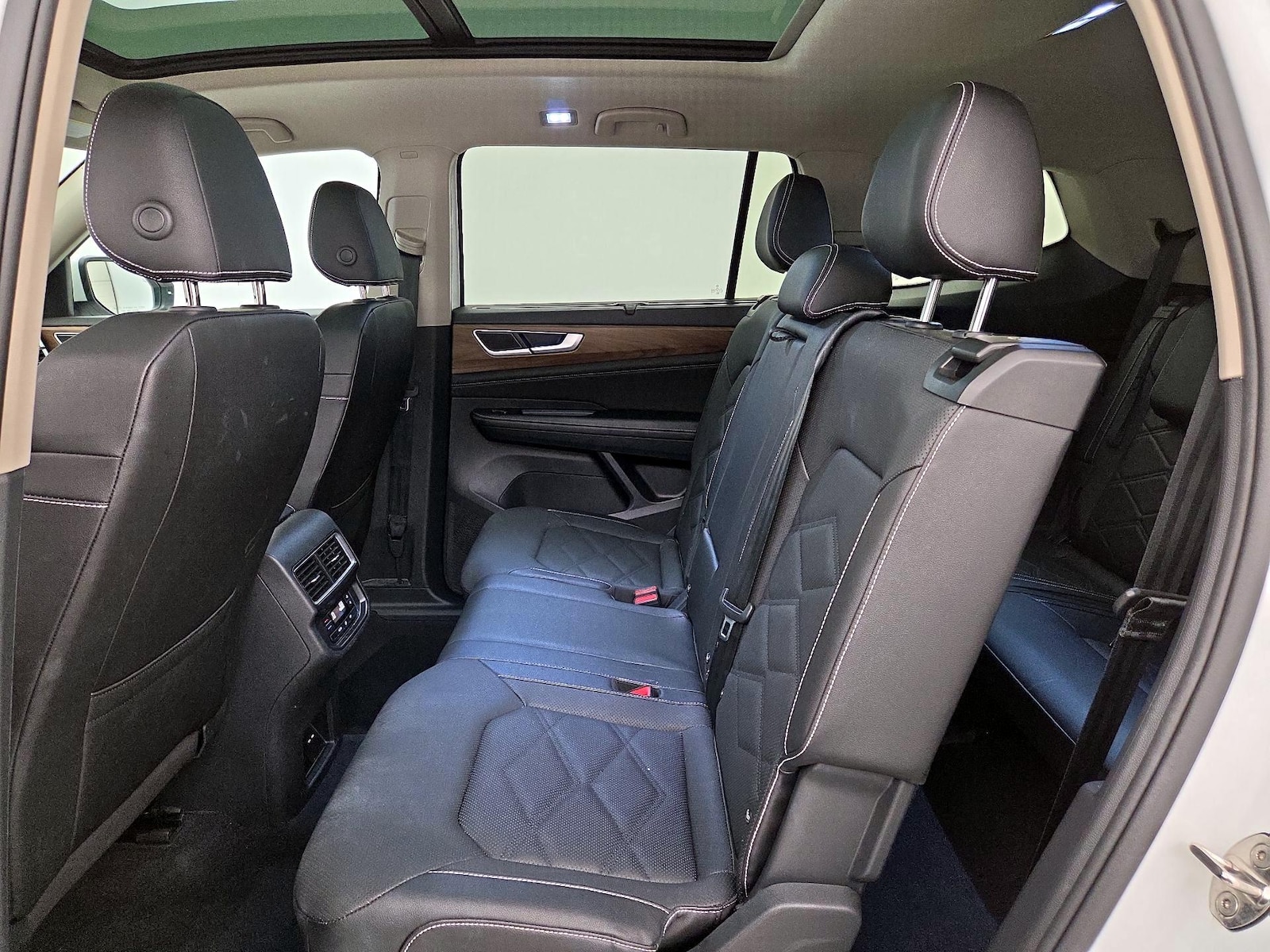 2025 Volkswagen Atlas SE w/Tech - Photo 21