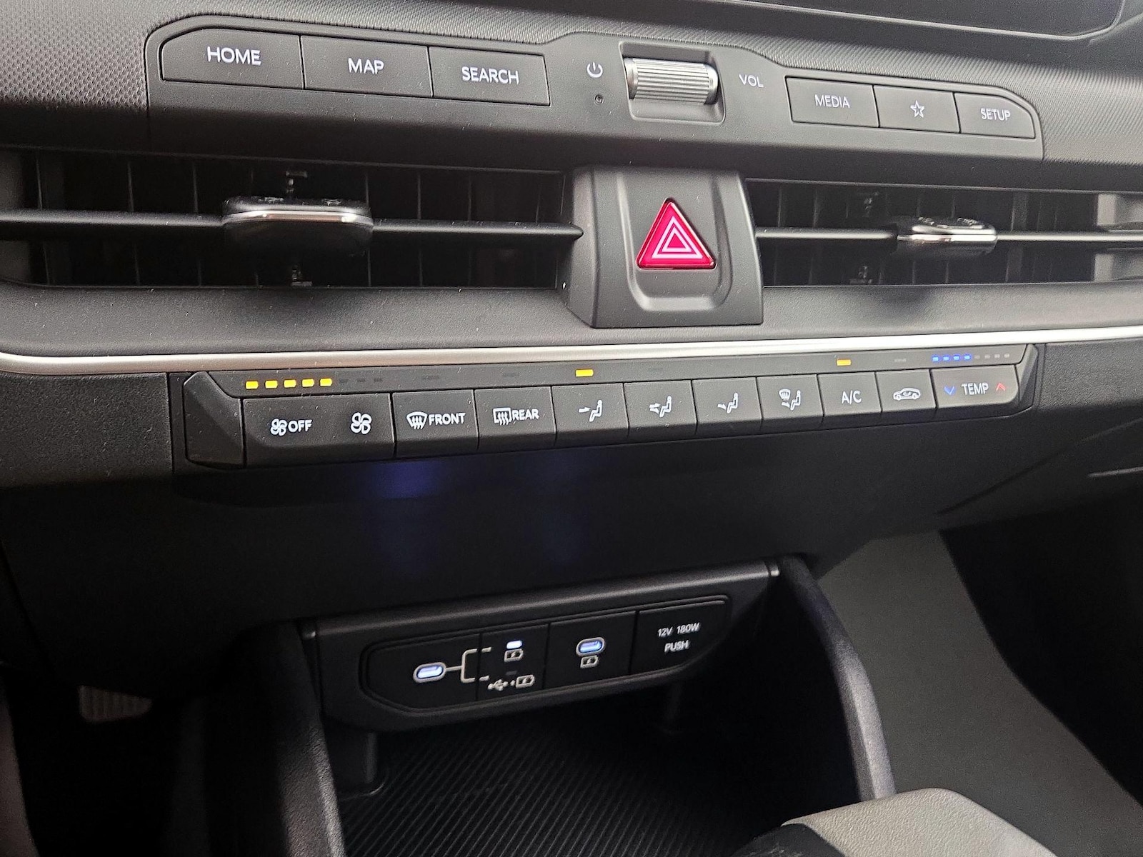 2025 Kia K4 LXS - Photo 17