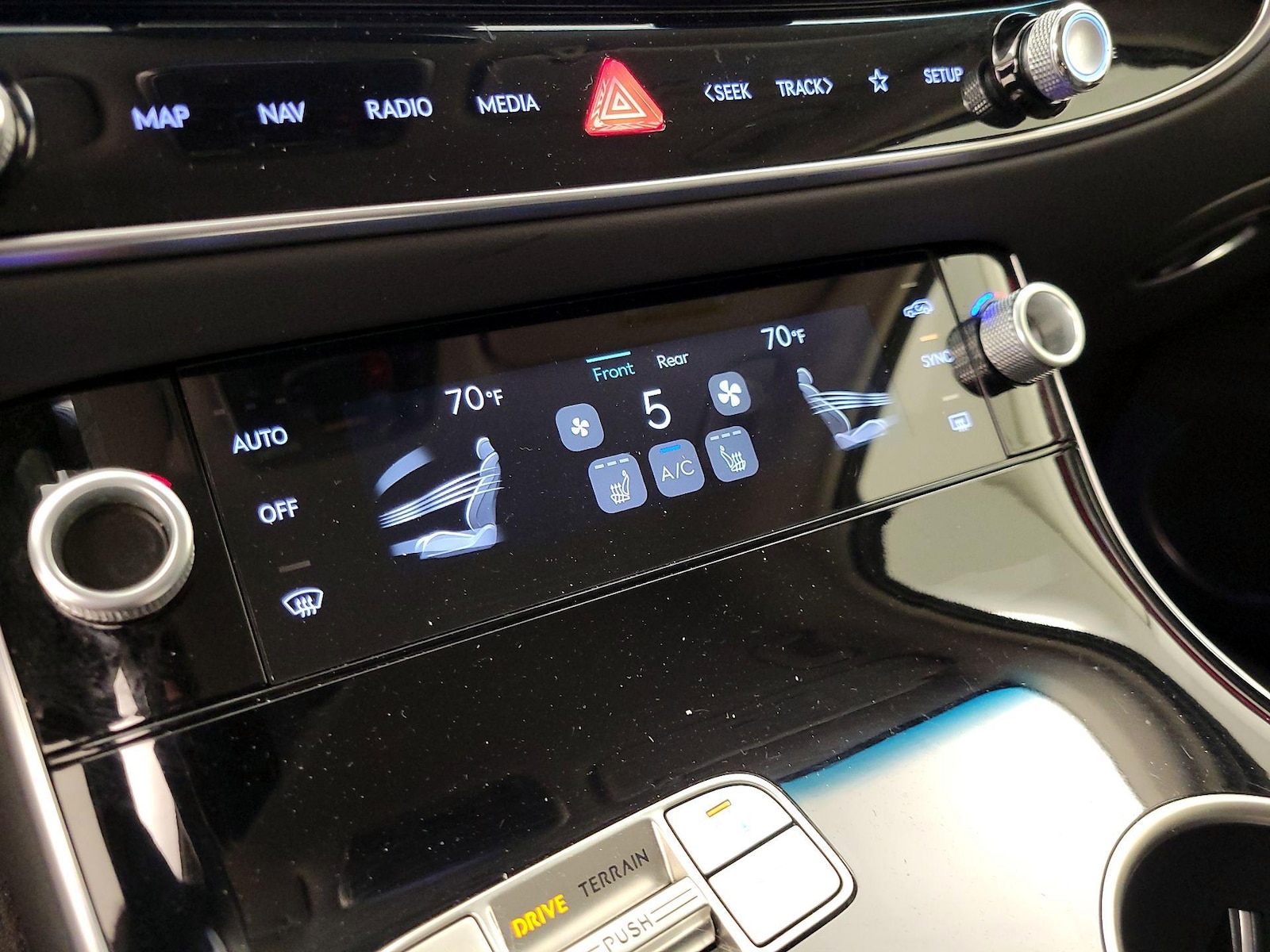2026 GENESIS GV70 Standard - Photo 18