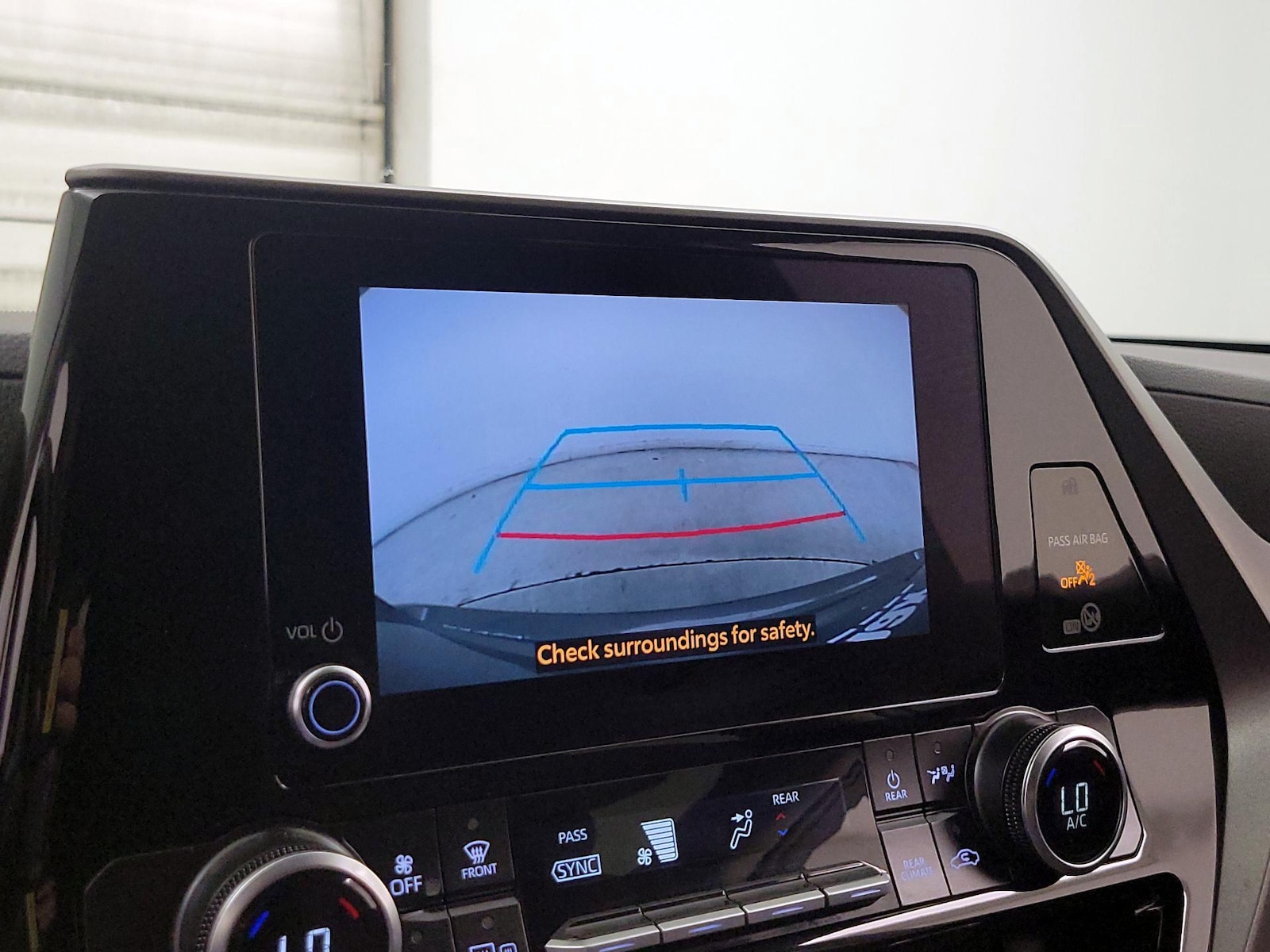 2025 Toyota Highlander LE - Photo 15