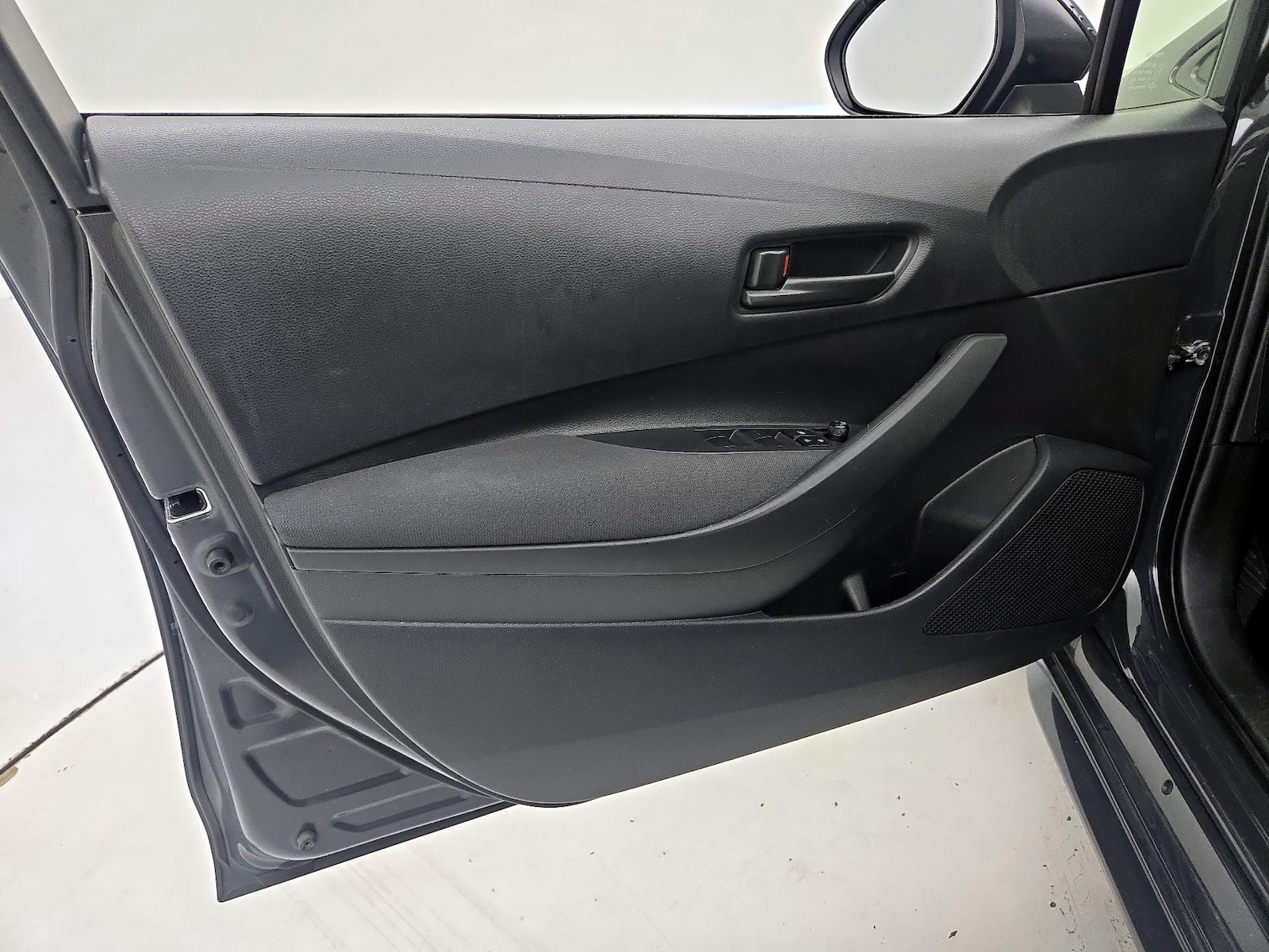 2025 Toyota Corolla LE - Photo 13