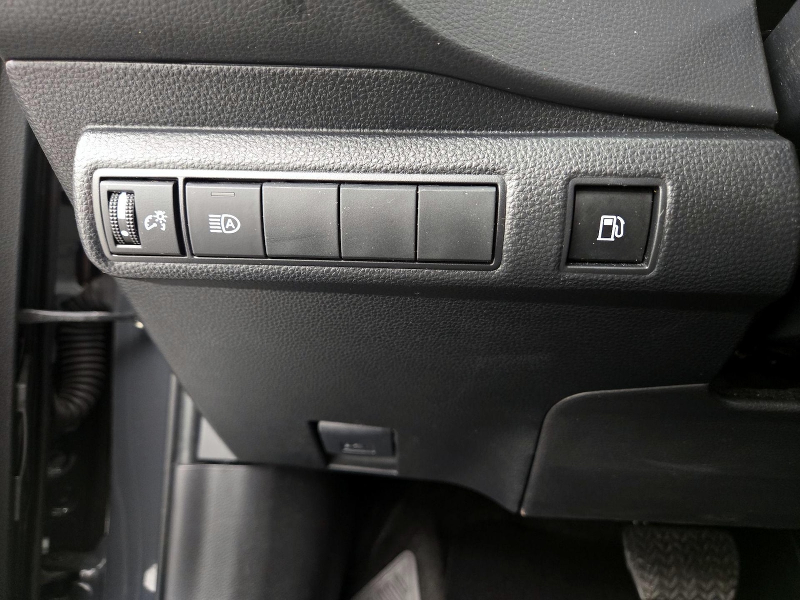 2025 Toyota Corolla LE - Photo 14