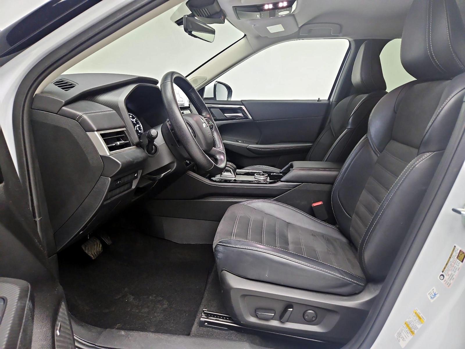 2025 Mitsubishi Outlander SE - Photo 12