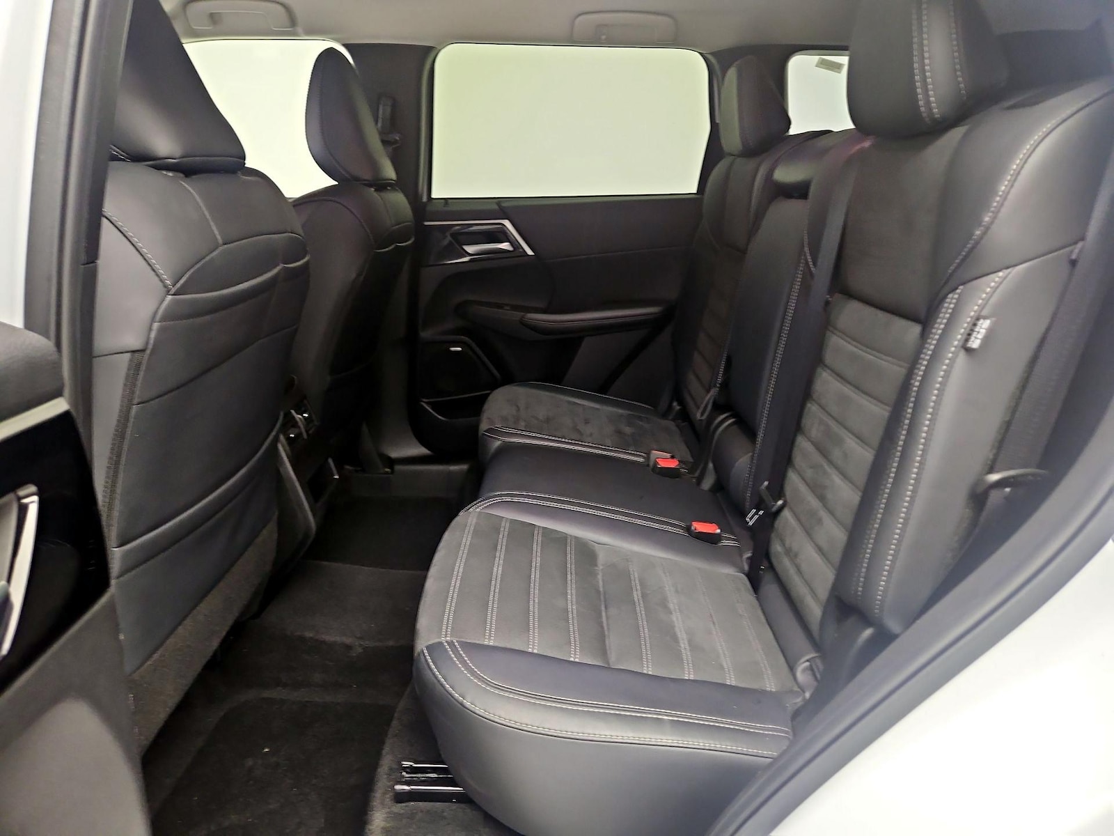 2025 Mitsubishi Outlander SE - Photo 21