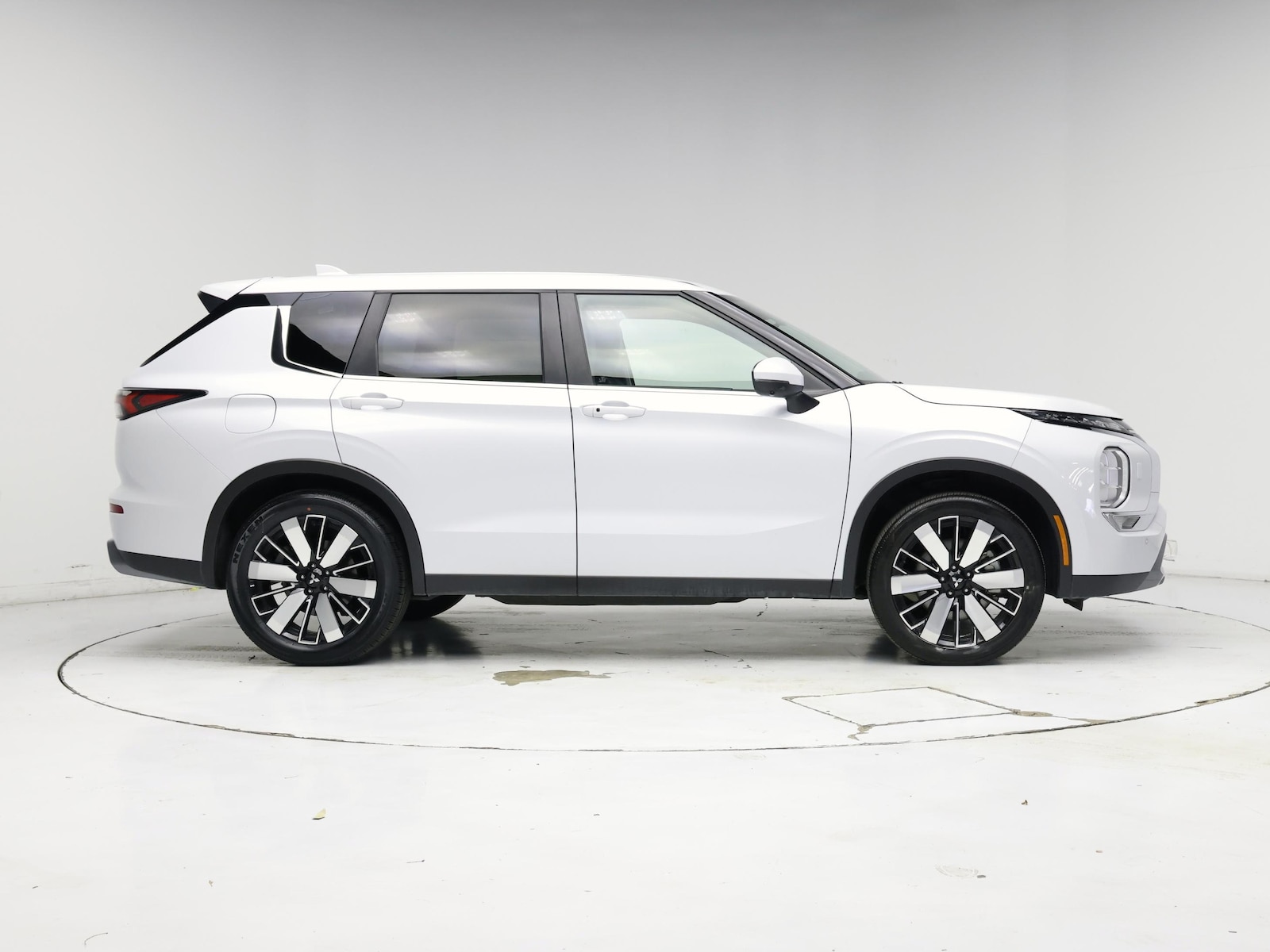 2025 Mitsubishi Outlander SE - Photo 8