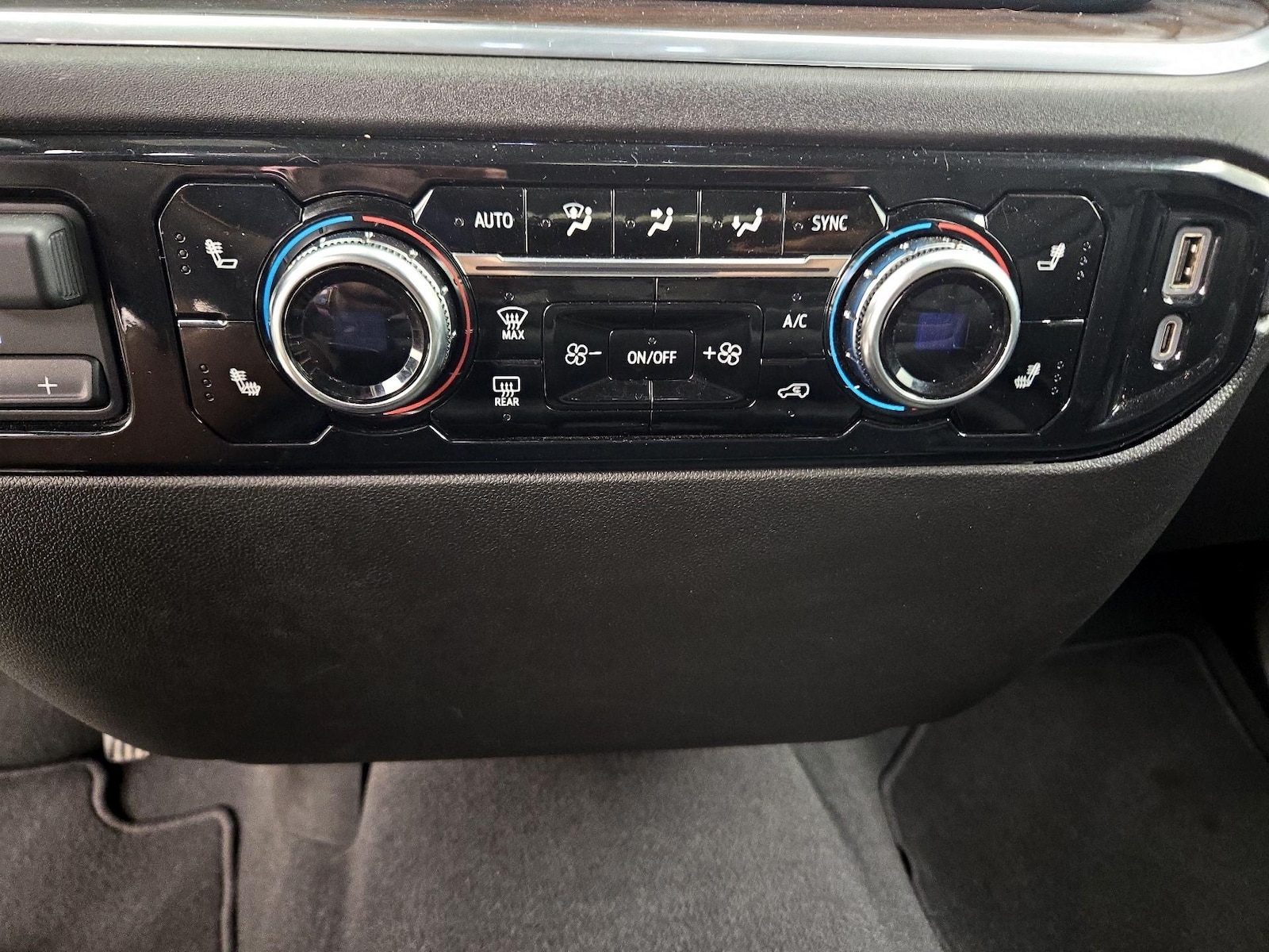 2025 GMC Sierra 1500 SLT - Photo 17