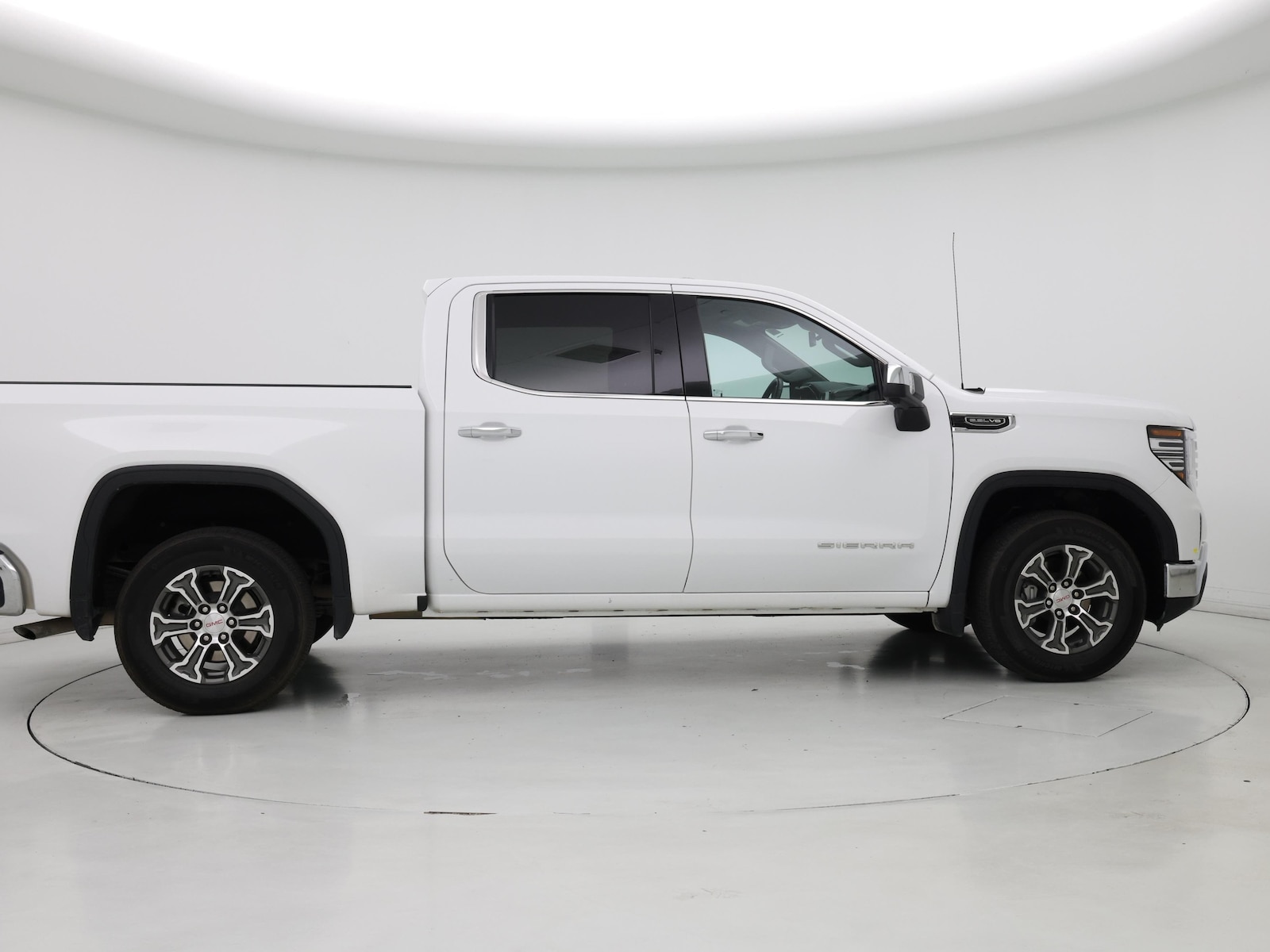 2025 GMC Sierra 1500 SLT - Photo 8