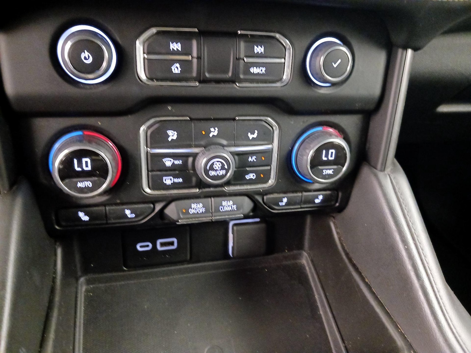 2022 Chevrolet Suburban LT - Photo 17