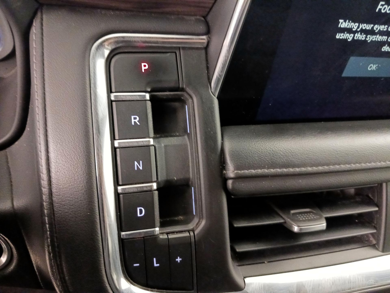 2022 Chevrolet Suburban LT - Photo 18
