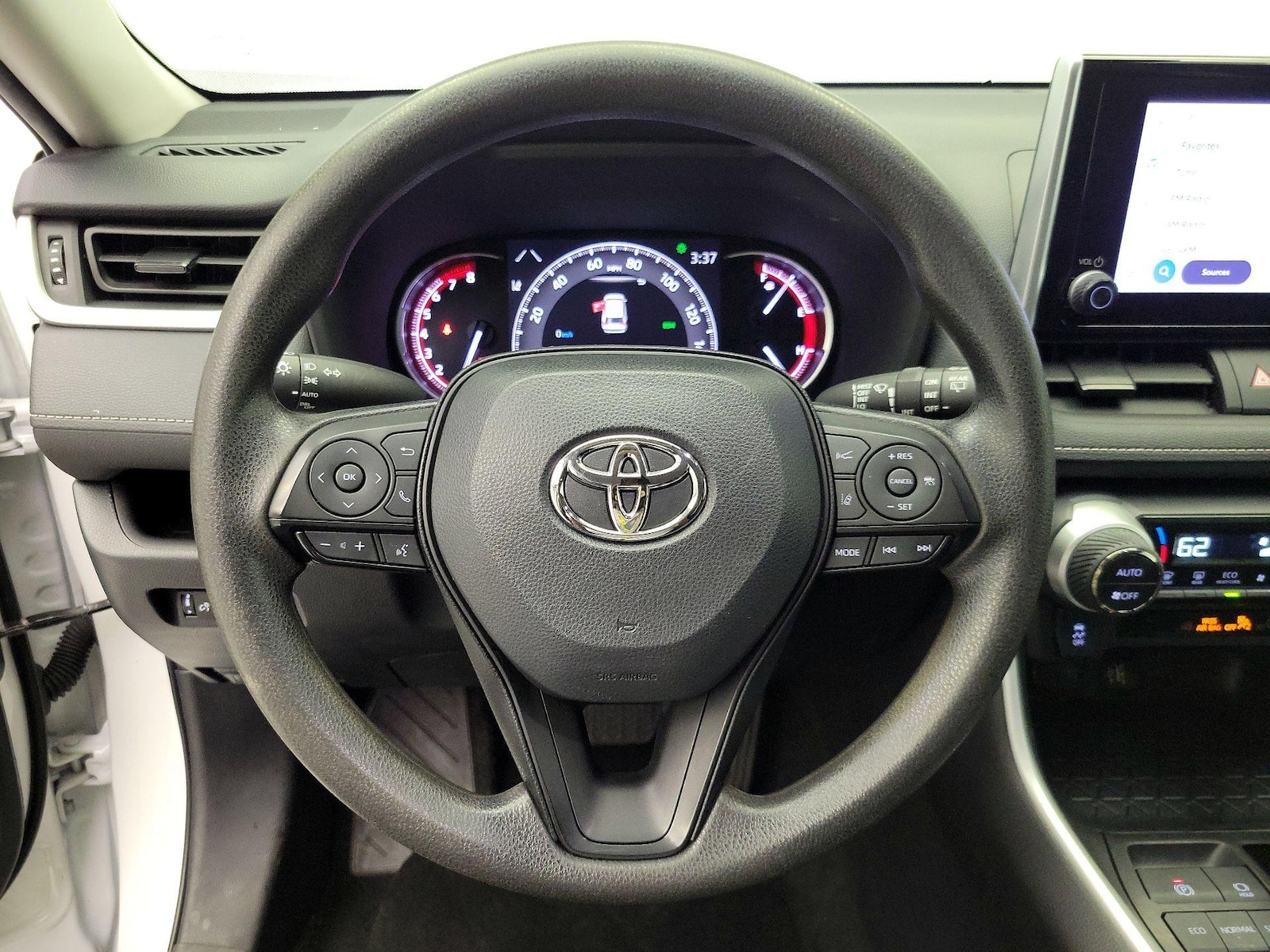 2024 Toyota RAV4 XLE - Photo 11