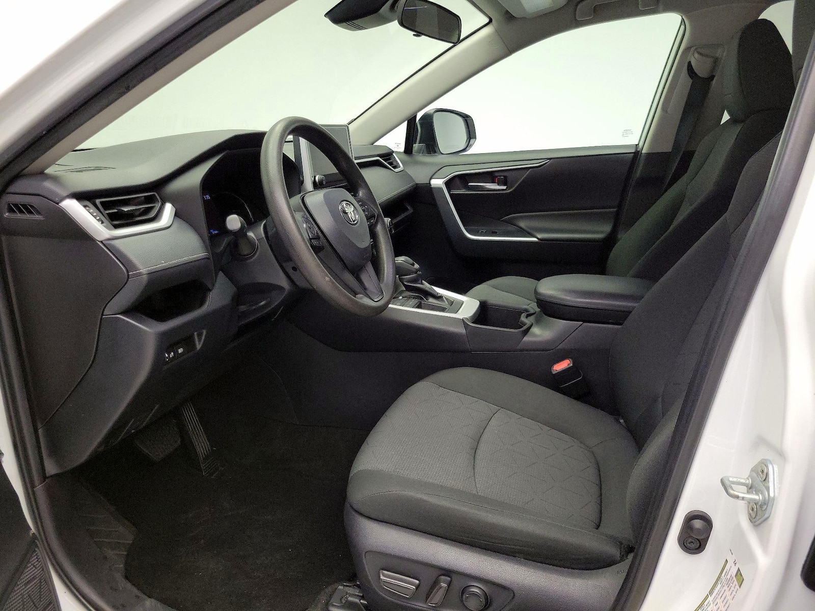 2024 Toyota RAV4 XLE - Photo 12