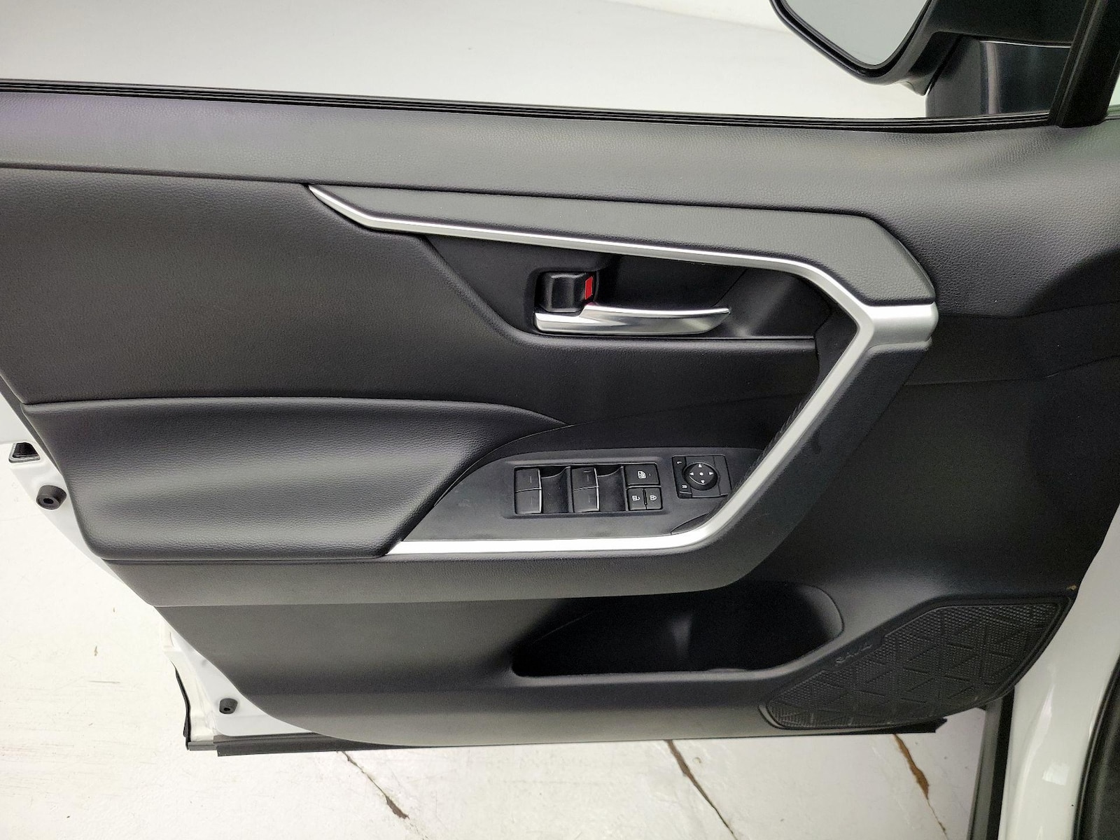 2024 Toyota RAV4 XLE - Photo 13