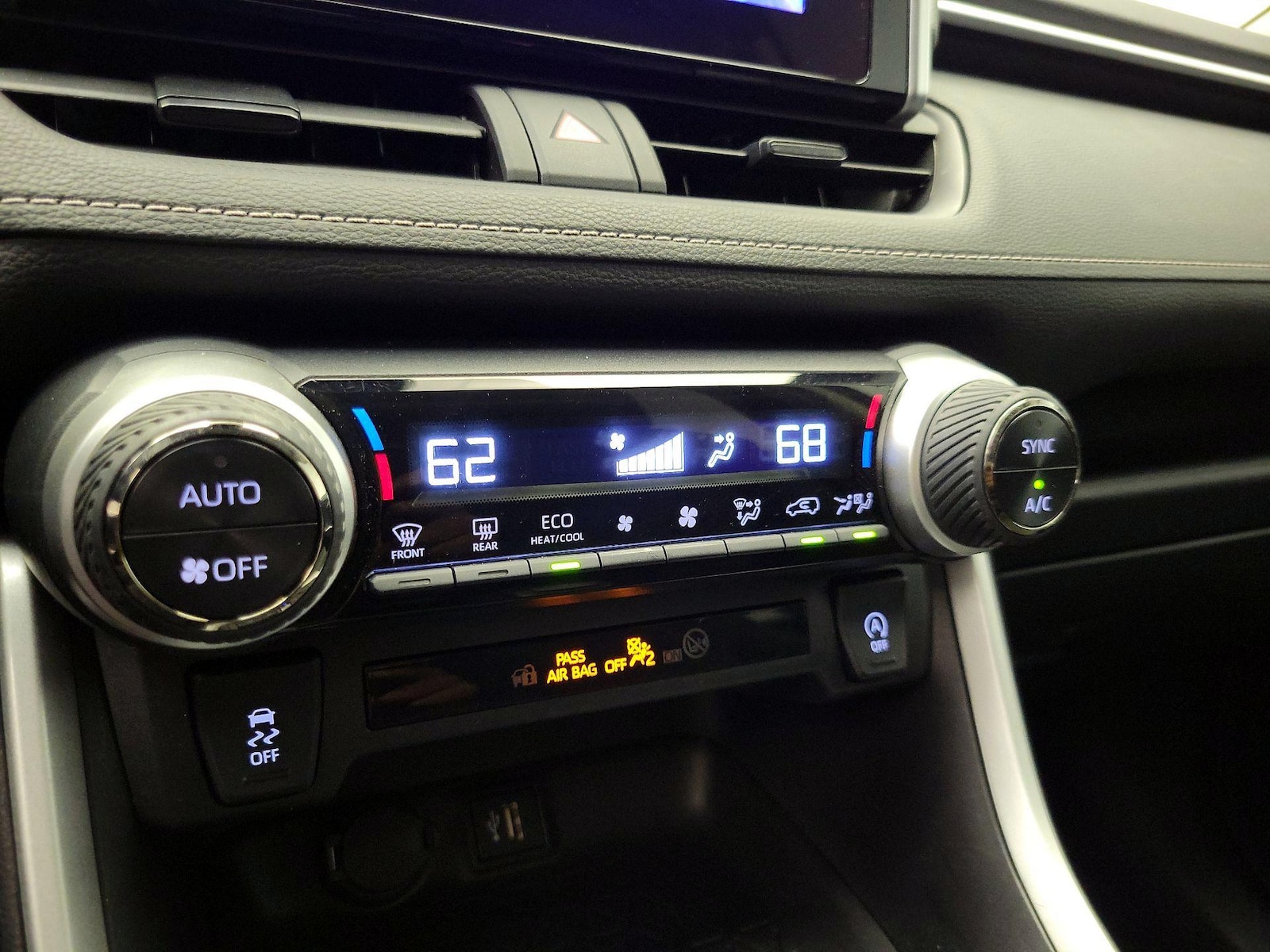 2024 Toyota RAV4 XLE - Photo 17
